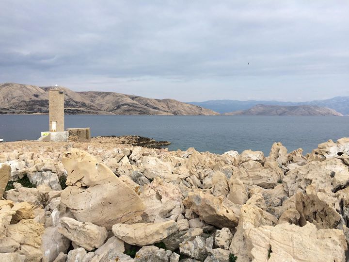 Vor der Bucht von Stara Baska liegt die kleine, unbewohnte Insel Galun. Sie erhält ihren Namen von den vielen Möwen, die auf der Insel heimisch sind. Geprägt ist die Landschaft der Insel von rauen Steinformationen. Ein kleiner Turm und eine Anlegestelle runden das Bild ab.